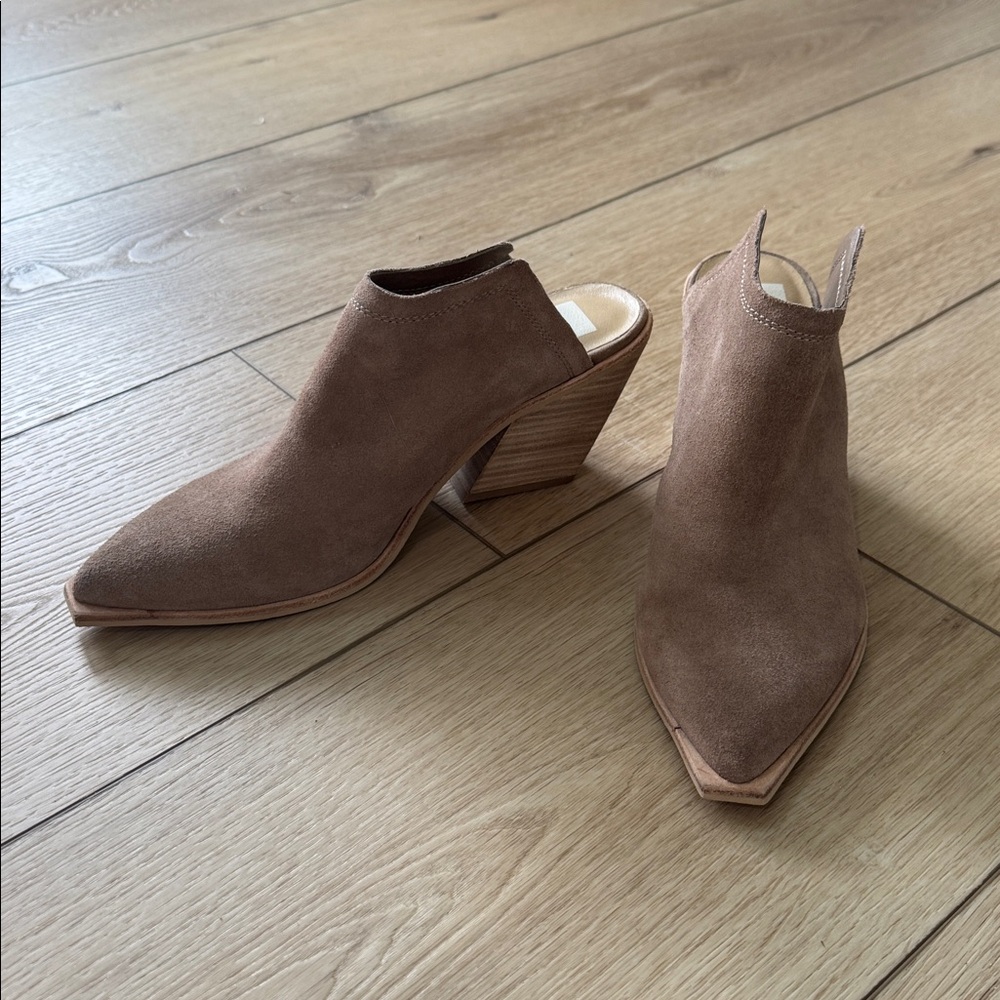 Dolce Vita Stylish Tan Suede Ankle Boots size 9.5

Excellent condition